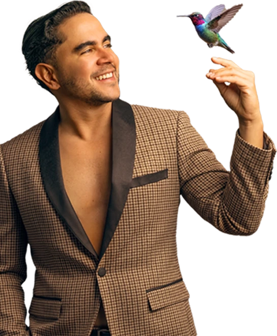 Andy Colmenares, fundador de Oasi di Fiore, con un colibrí sobre la mano
