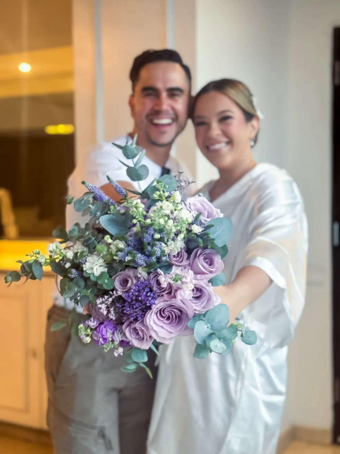 Andy Colmenares entrega a una novia su ramo de rosas lila, lavanda y eucalipto