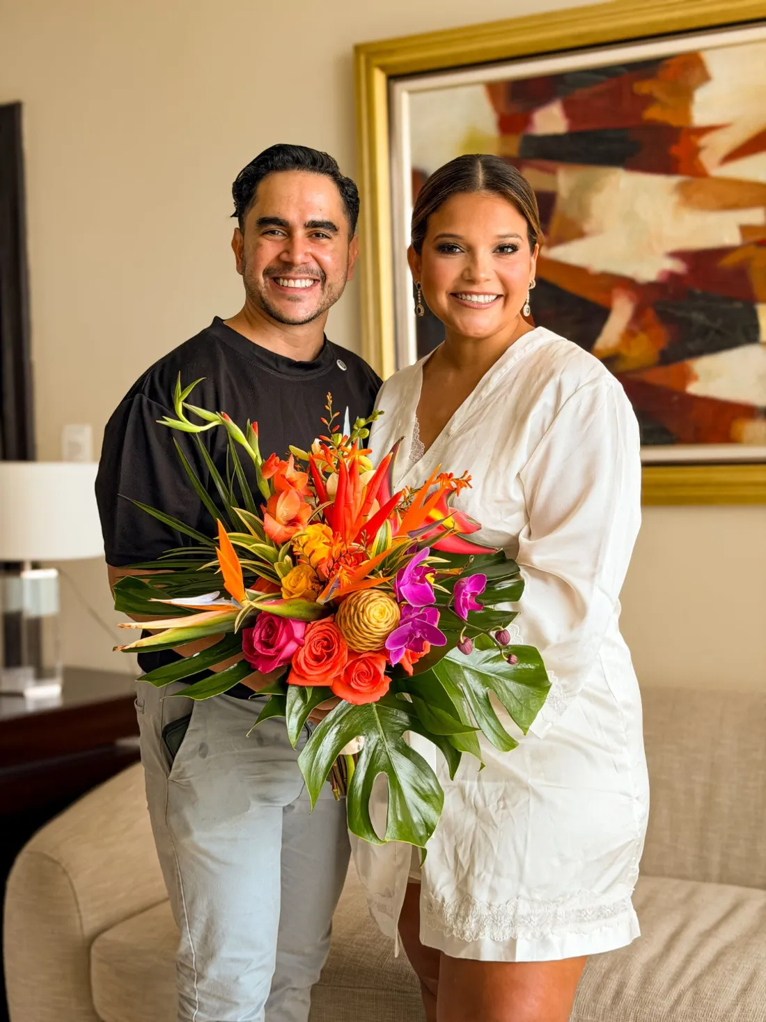 Andy Colmenares y una novia con ramo tropical de aves del paraíso, rosas y orquídeas fucsia