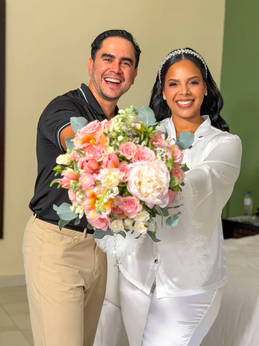 Andy Colmenares y una novia con ramo de rosas rosadas, peonías y eucalipto
