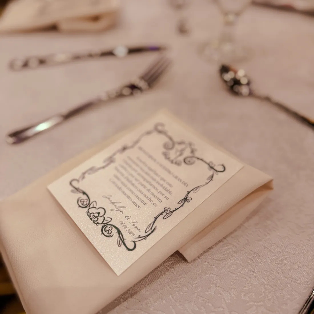 Detalle de menú impreso sobre servilleta