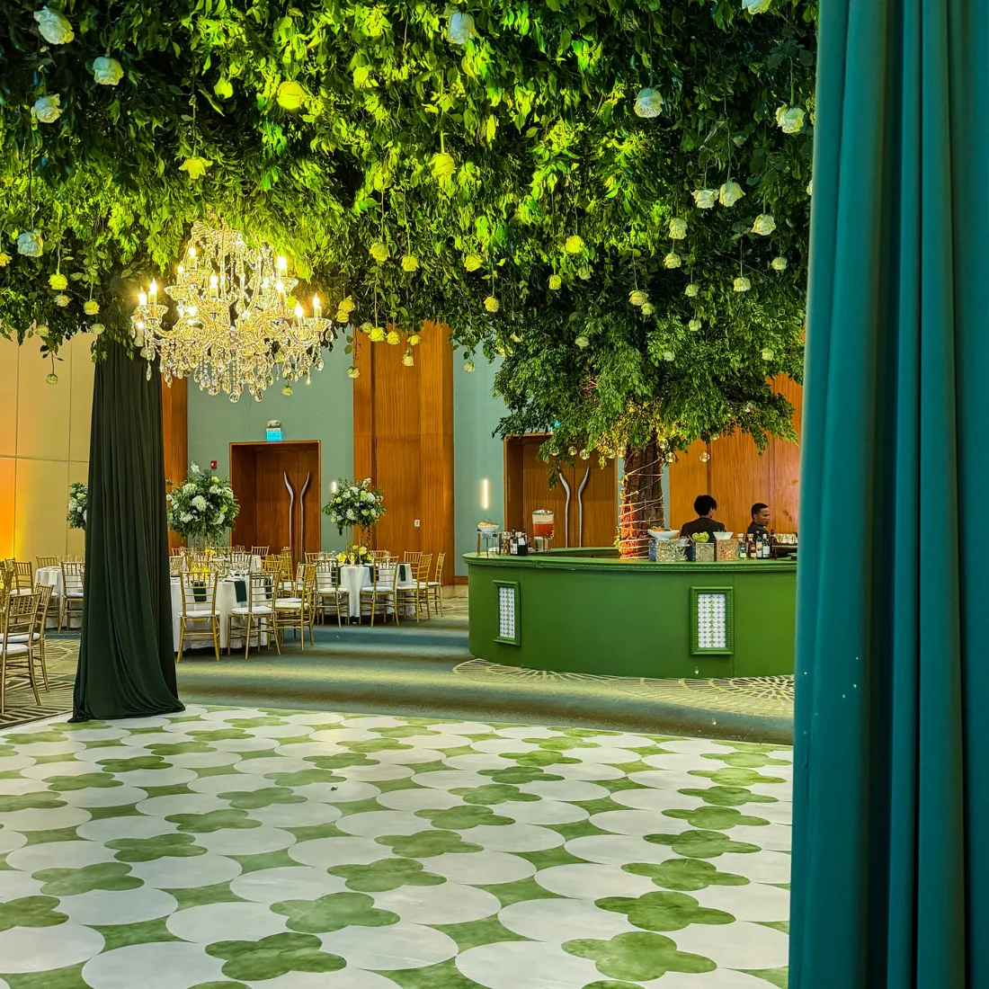Salón ambientado con árbol colgante de follaje y candelabro