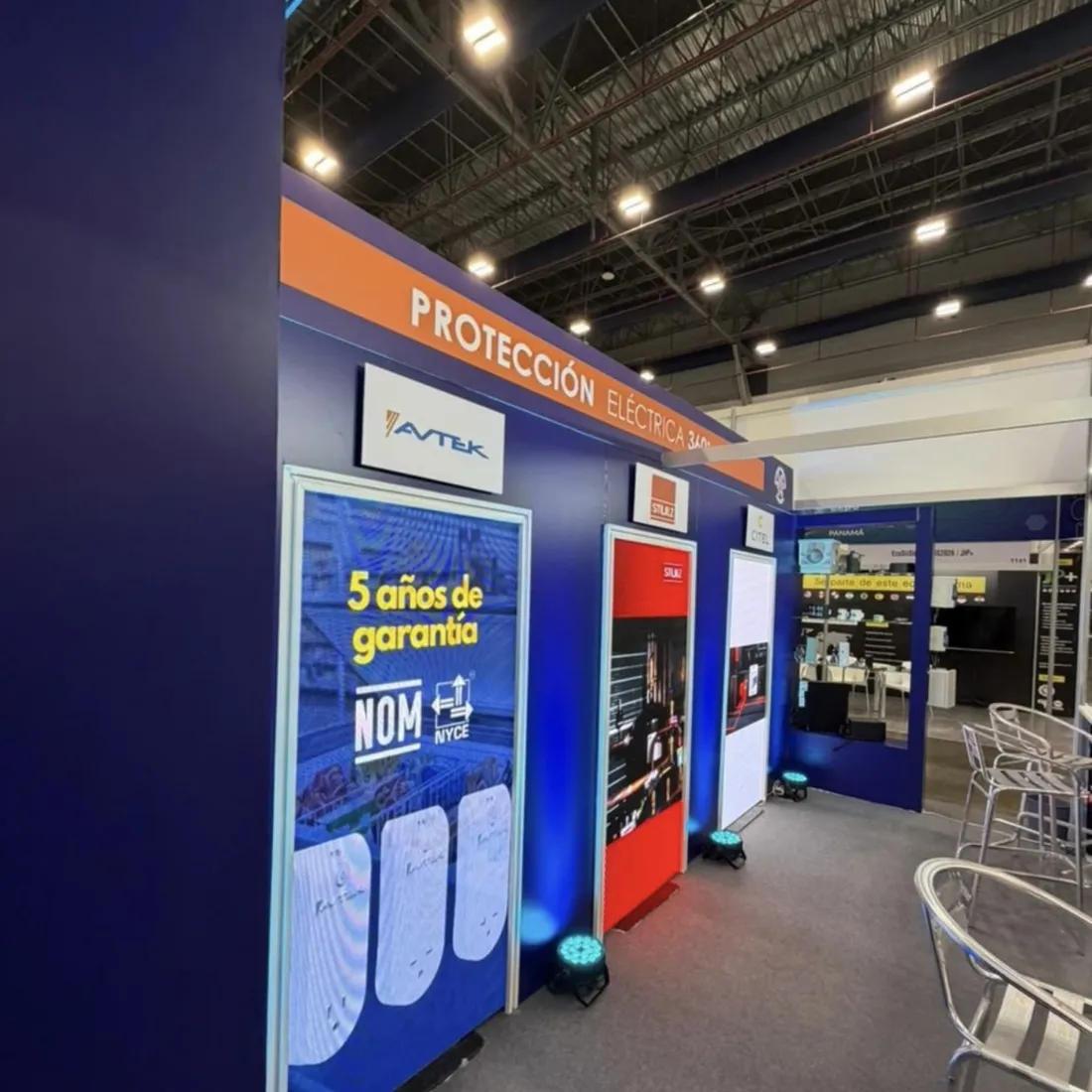 Stand de exhibición con gráfica de marca