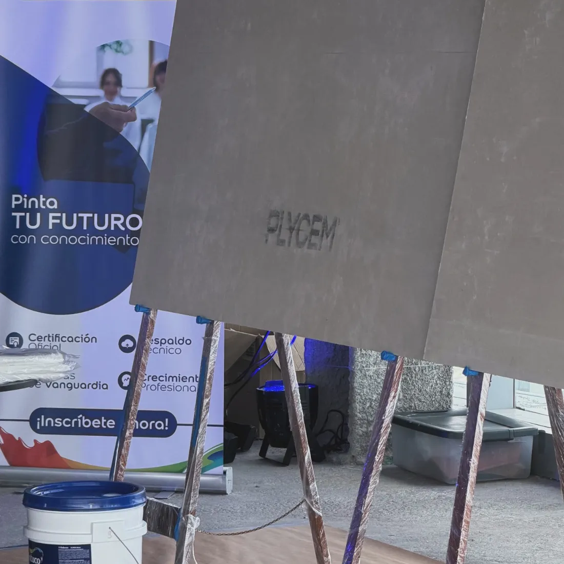 Señalética y caballete en evento de marca